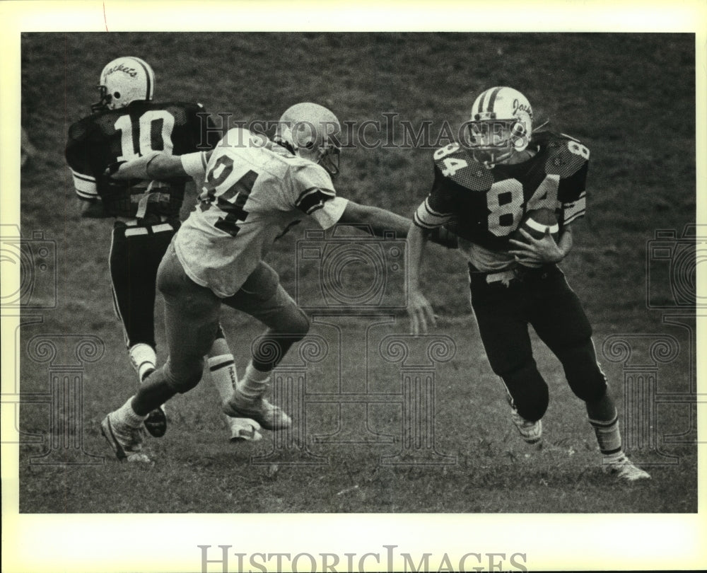 1984 Press Photo St. Anthony High football player Javier Flores vs. Holy Cross- Historic Images