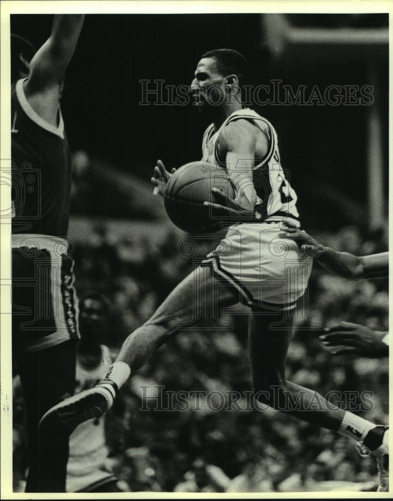 1987 Press Photo Johnny Dawkins Spurs Basketball Player at Game - sas08488- Historic Images