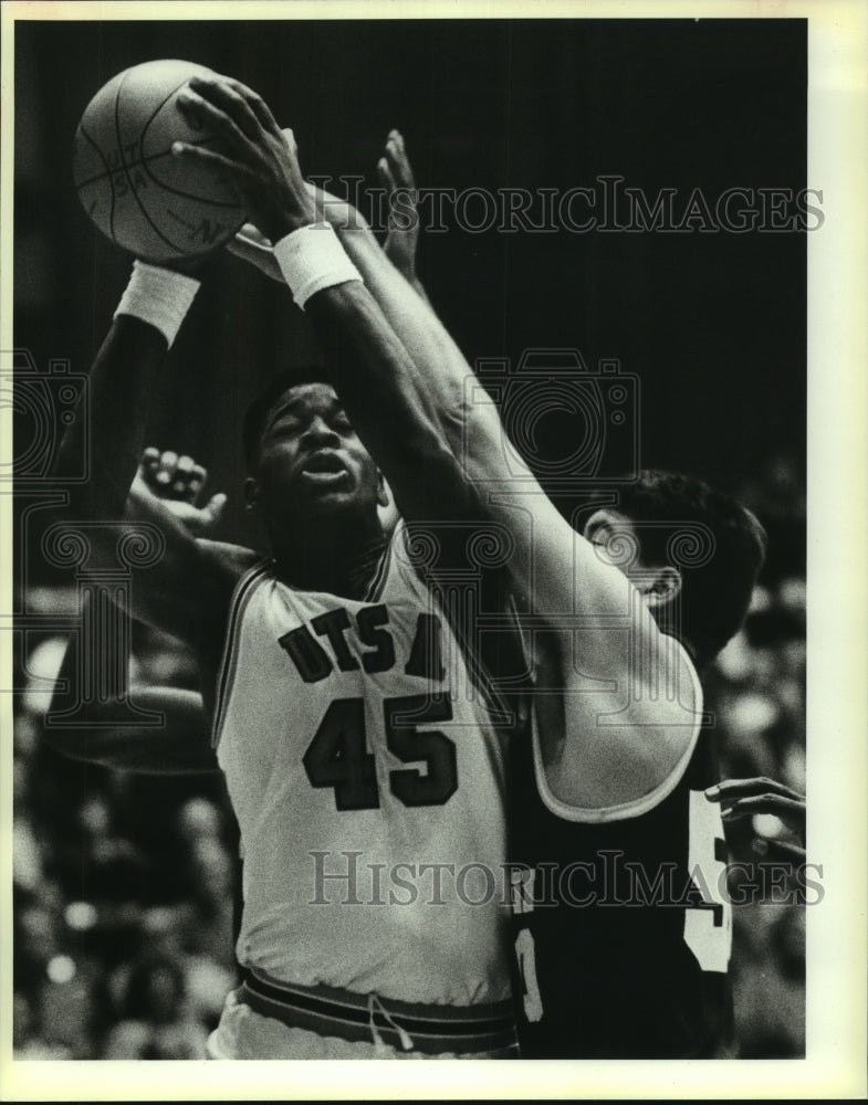 1988 Press Photo Texas-San Antonio and Georgia Southern play college basketball- Historic Images