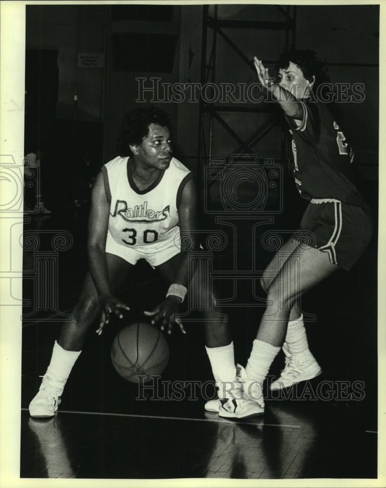 1985 Press Photo Saint Mary and Mount Mercy College Women&#39;s Basketball Players- Historic Images