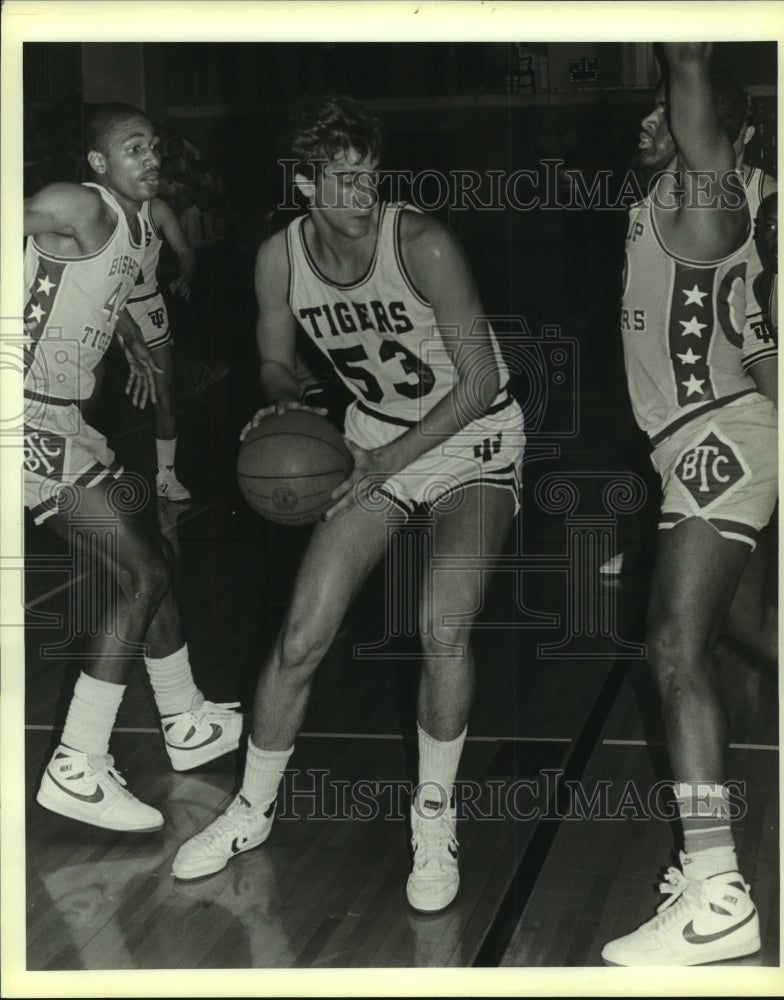 1986 Press Photo John Spillane, Trinity Tigers College Basketball Player at Game- Historic Images