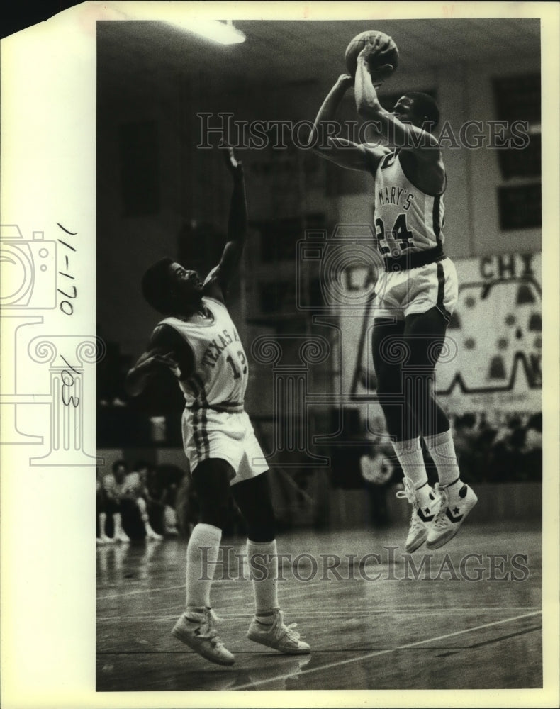 1983 Press Photo Melvin Roseboro, Saint Mary&#39;s College Basketball Player at Game- Historic Images