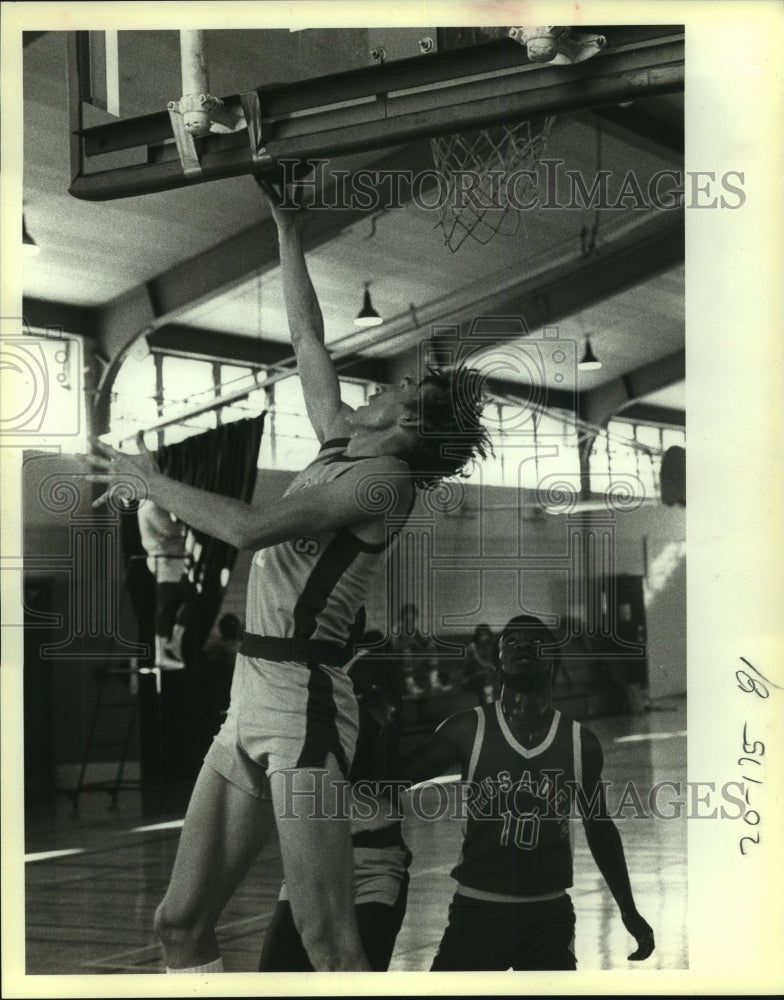 1983 Press Photo Brad Hatchell, Incarnate Word College Basketball Player at Game- Historic Images
