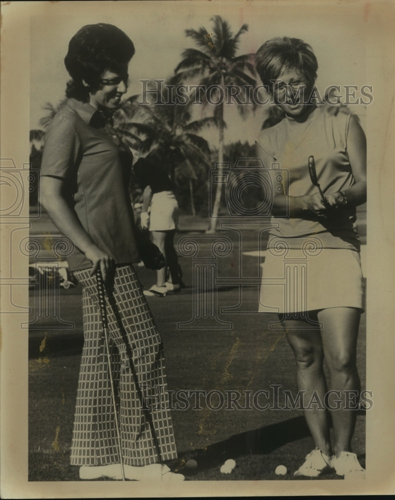 Press Photo Golfer Sandra Palmer with Friend on Greens - sas08634- Historic Images