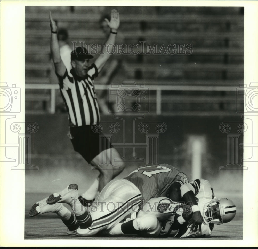 1991 Press Photo NFL players Alexander Wright (Dallas) and Terry Kinard (Oilers)- Historic Images