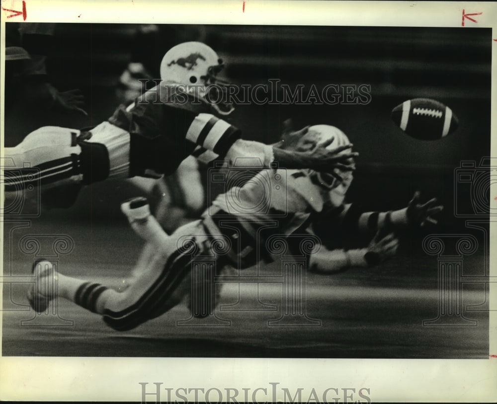 1984 Press Photo Mario Reyes, Jay High School Football Player at Burbank Game- Historic Images