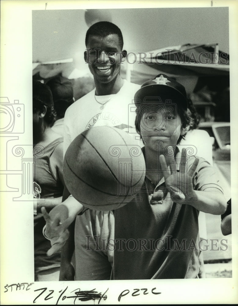 1989 Press Photo Anthony Bowie, San Antonio Spurs Basketball Player at Fairday- Historic Images