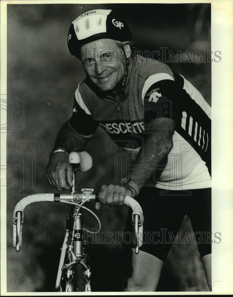 1990 Press Photo Cyclist Fred Chaney with Bicycle - sas08919- Historic Images