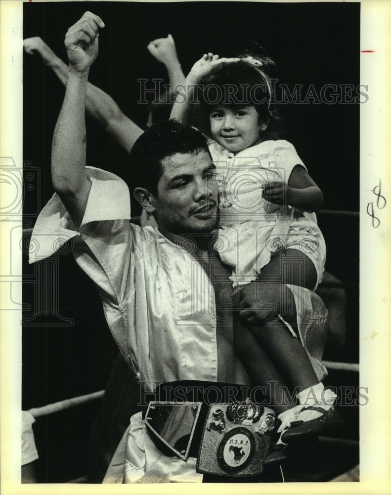 1986 Press Photo Boxer Mike Ayala Holds Daughter Alexis in Ring - sas08939- Historic Images