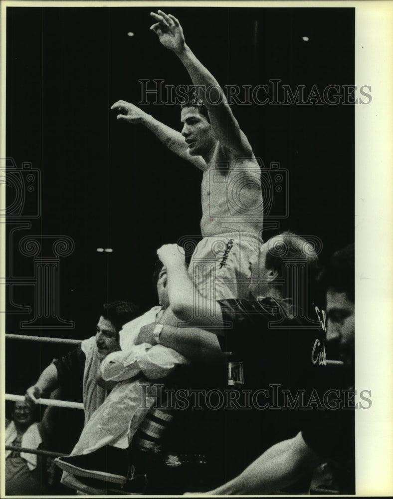 1986 Press Photo Boxer Mike Ayala Celebrates at Julian Sows Bout - sas08940- Historic Images