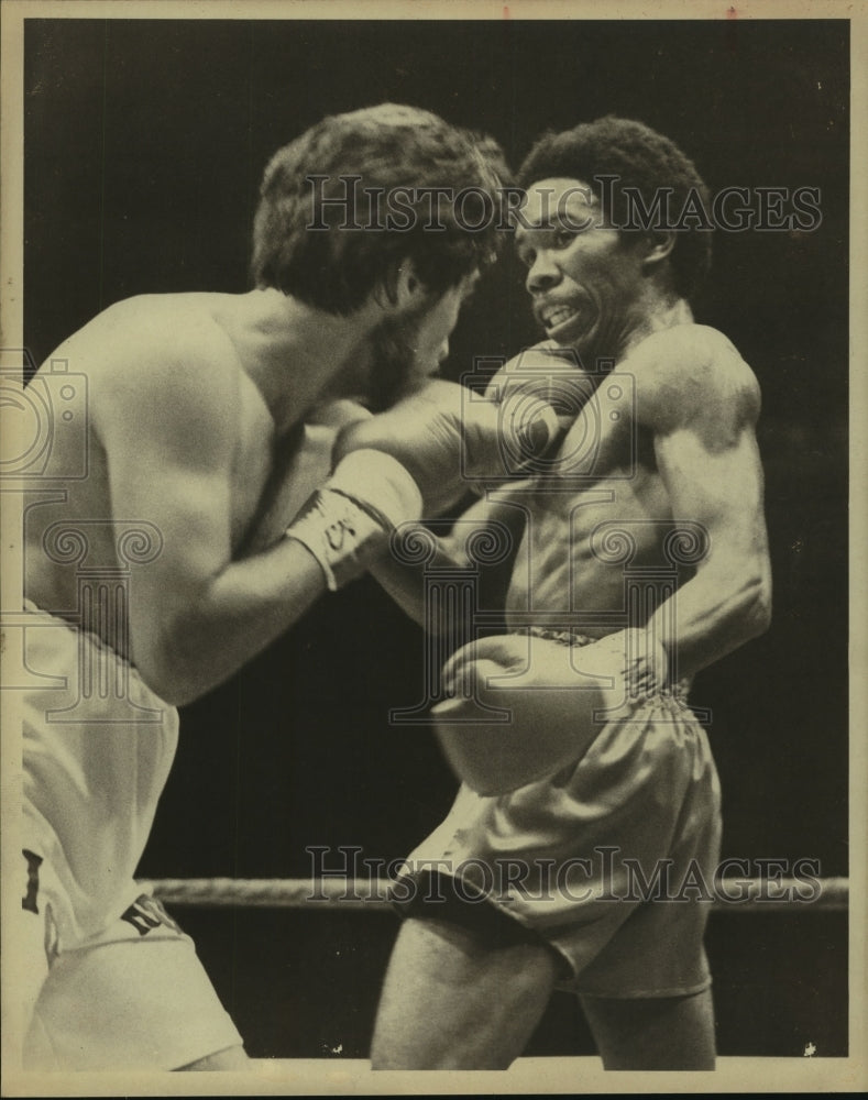 1979 Press Photo Boxer Howard Davis in the Ring with Opponent - sas08954- Historic Images