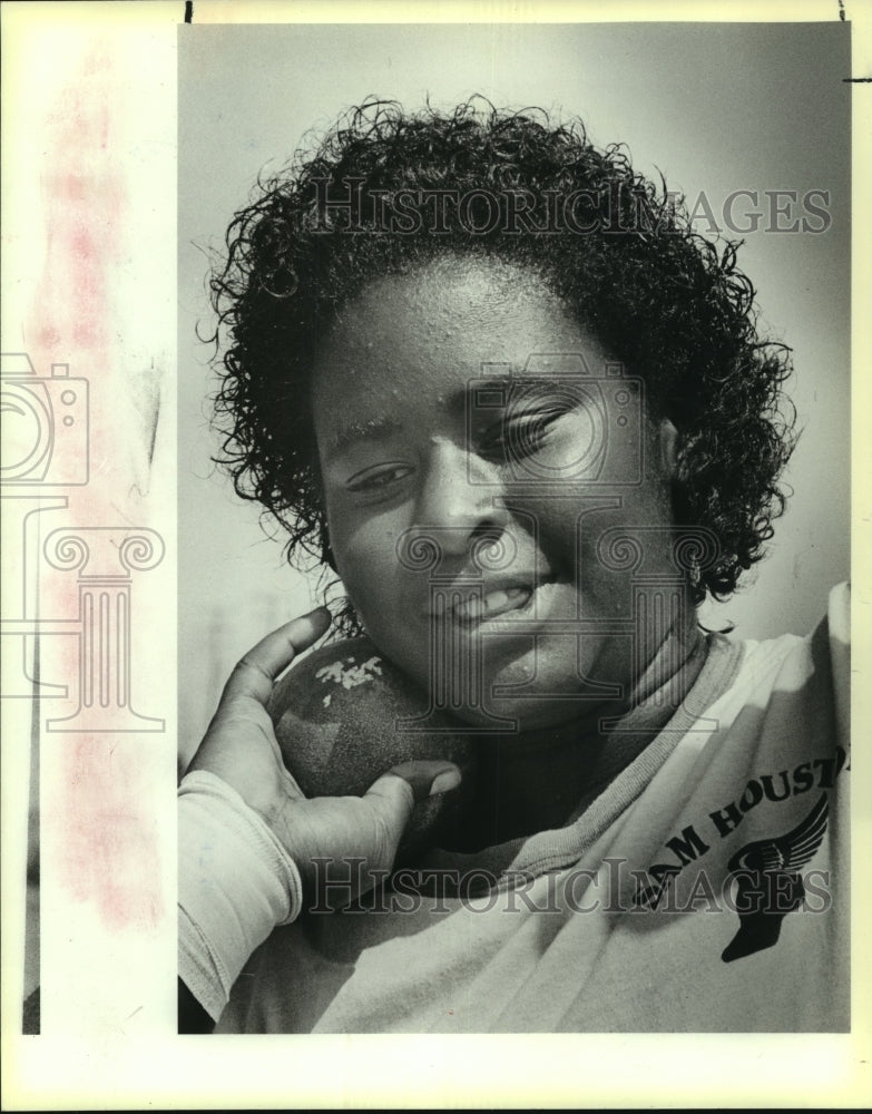 1988 Press Photo Jennifer Nuels, Sam Houston High School Track Shot Put Thrower- Historic Images