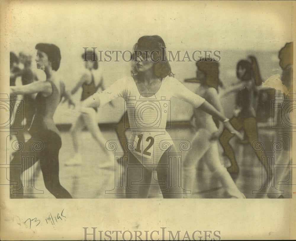 1982 Press Photo Tammy Ellis, San Antonio Spurs Dance Team Member at Practice- Historic Images