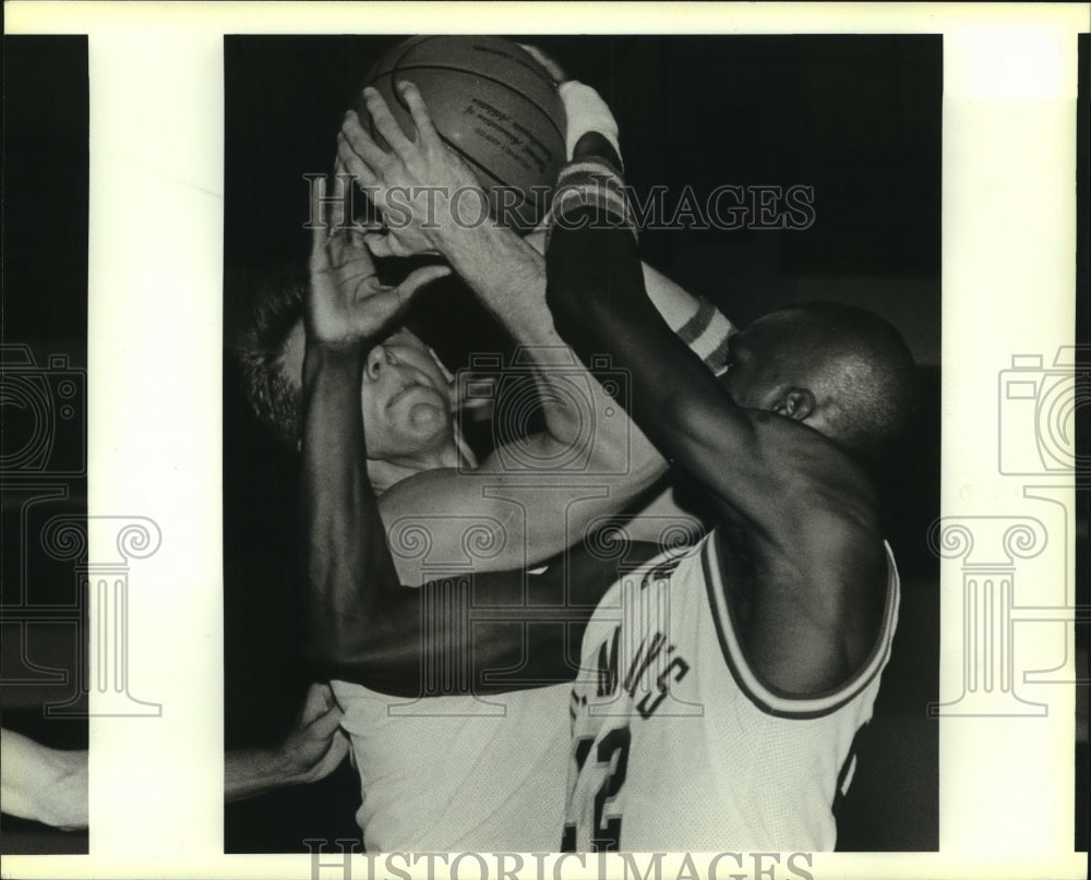 1987 Press Photo Darrin Sublet, St. Mary&#39;s College Basketball Player at Game- Historic Images