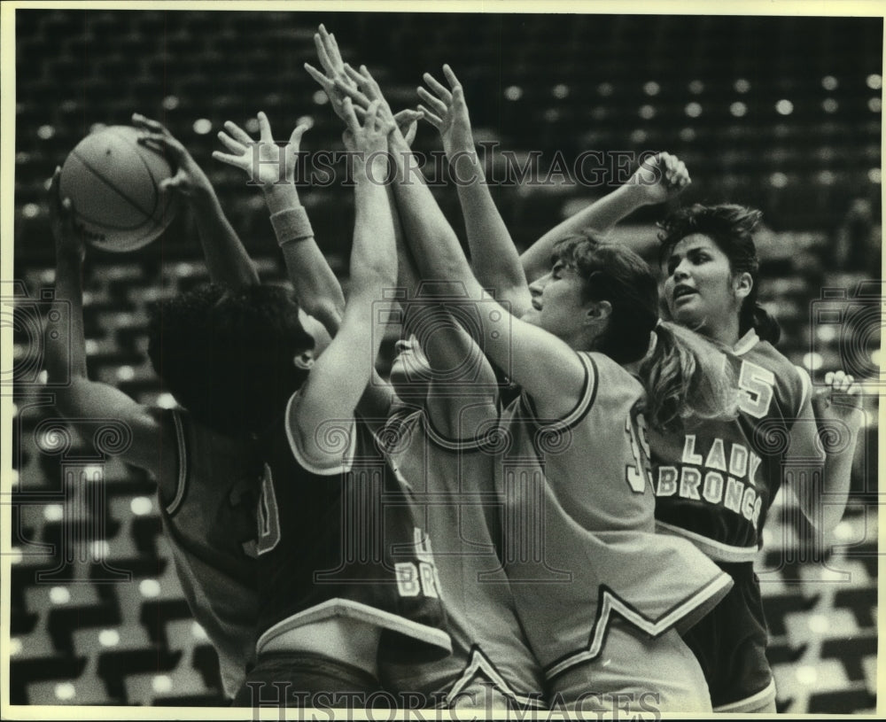 1986 Press Photo San Antonio and Pan American College Women&#39;s Basketball Players- Historic Images