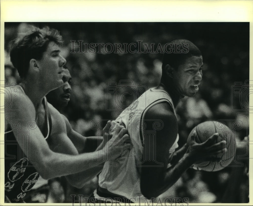 1985 Press Photo Tom Carter, San Antonio Basketball Player at Germany Game- Historic Images