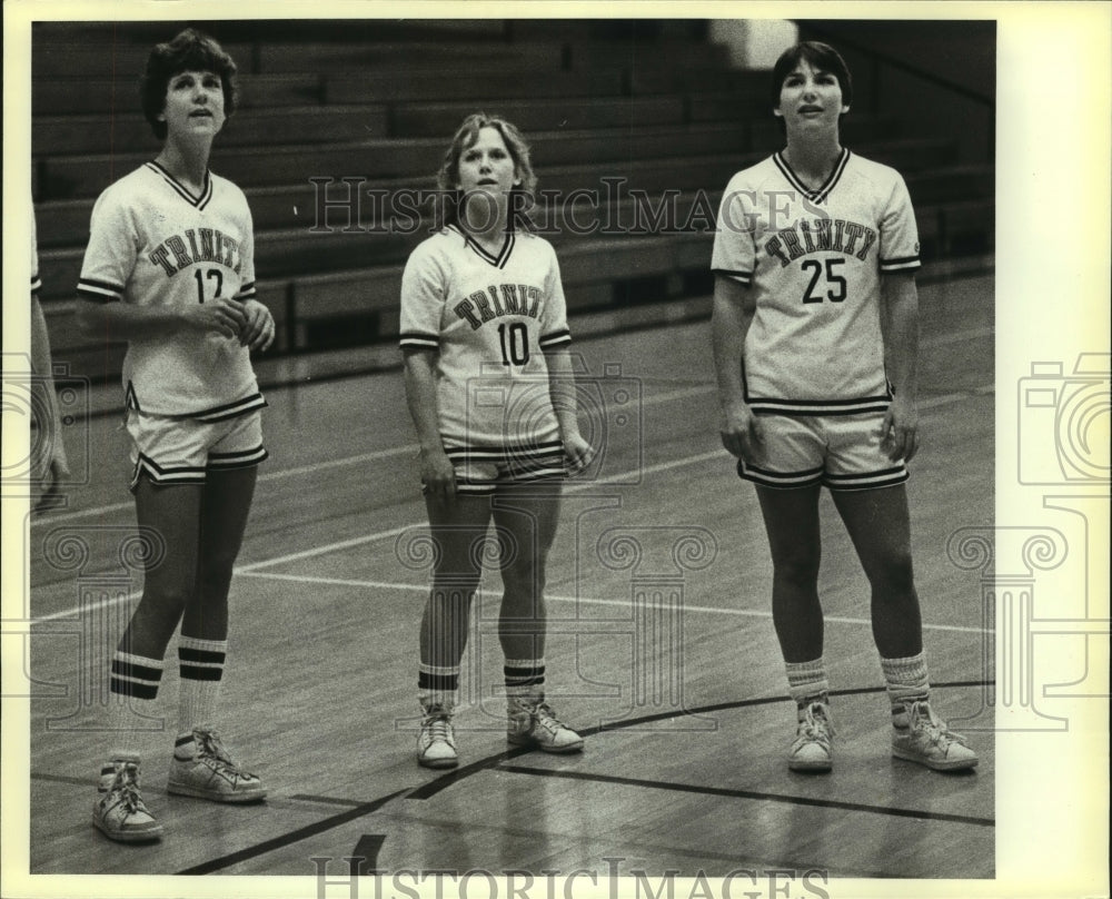 1983 Press Photo Amy Welton, Trinity College Basketball Player and Teammates- Historic Images