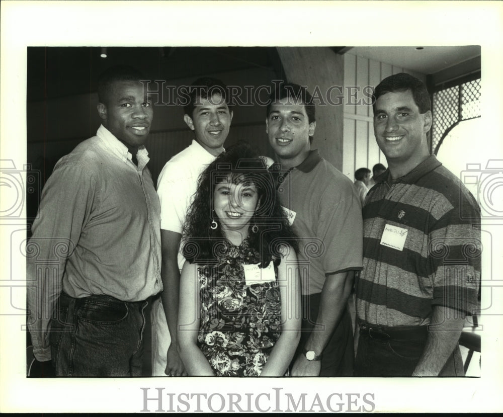 1992 Press Photo Houston Oilers Footbal Plaeyrs at Sea World Welcome Party- Historic Images
