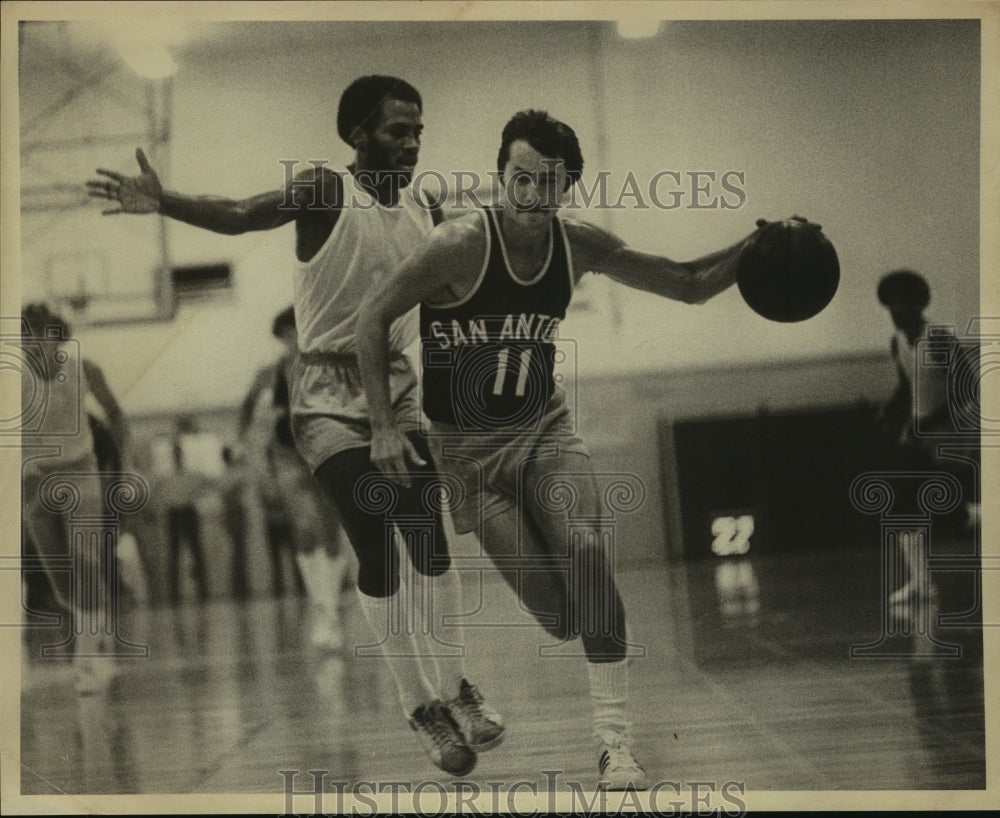 Press Photo Basketball Players Calvin Braton and Louie Dampier at Game- Historic Images