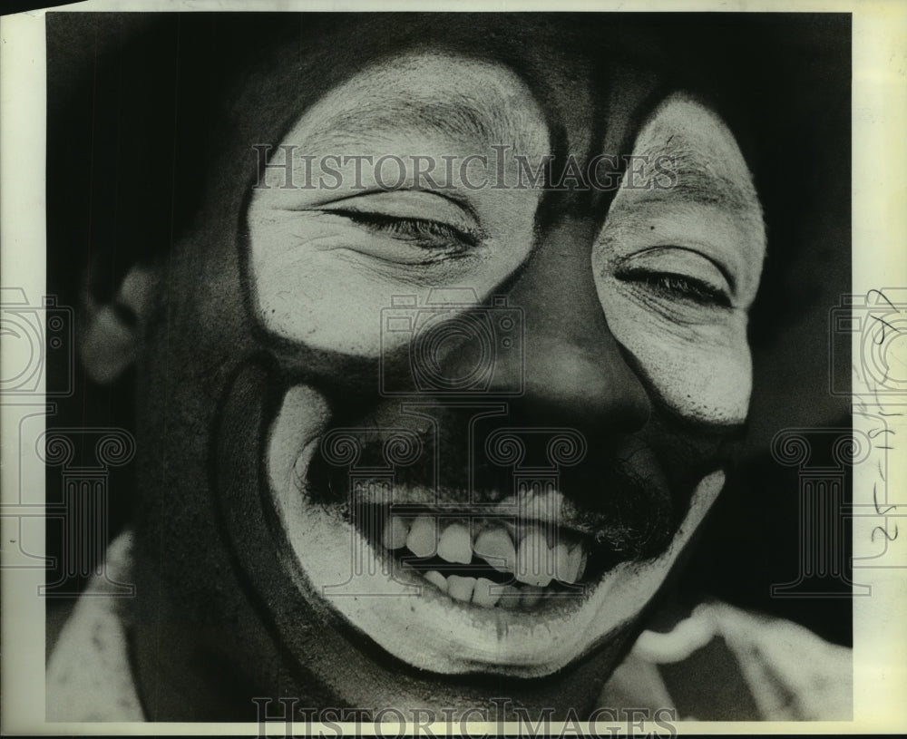 1984 Press Photo Rodeo Clown Leon Coffey Performing at San Antonio Rodeo- Historic Images