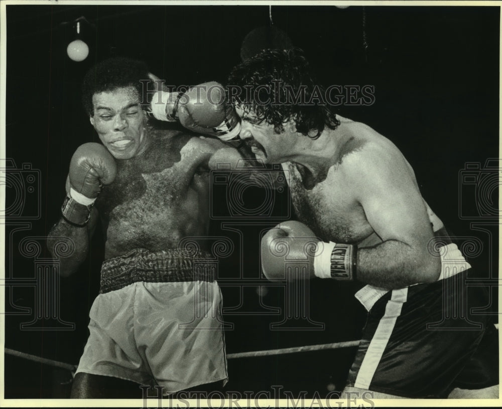 1985 Press Photo Boxers Michael Arms and Aldo Montes at Randy's Auditorium Bout- Historic Images