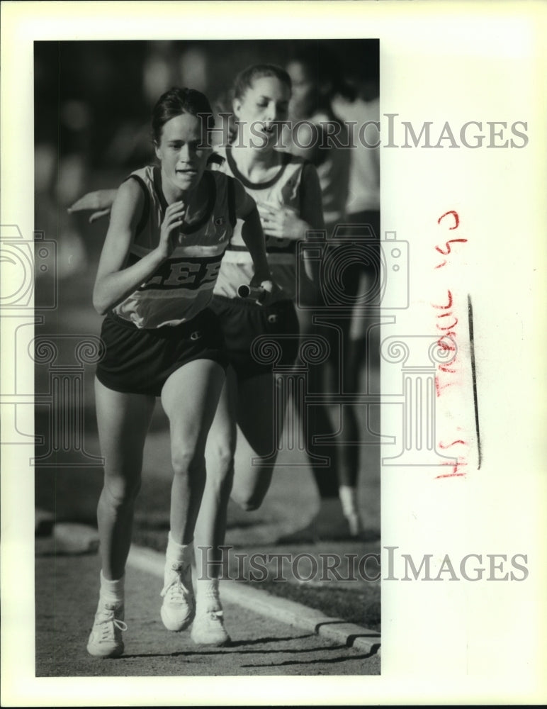 1990 Press Photo Wendy Redus Lee High School Track Relay Runner at Alamo Heights- Historic Images