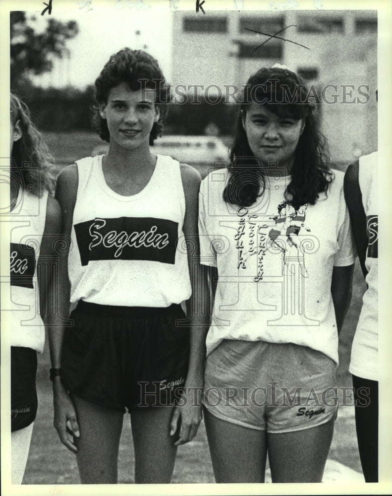 1990 Press Photo Seguin High School Track Membrers Stacy Swank and Lidia Iglesia- Historic Images