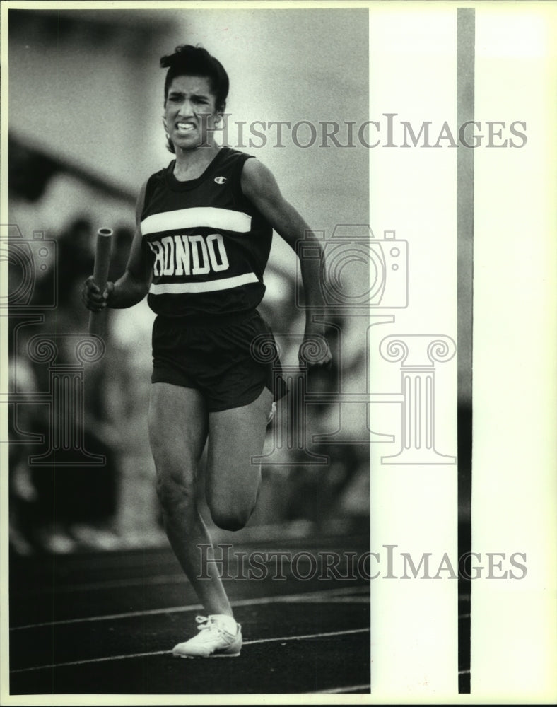 1990 Press Photo Tab Garcia, Hondo High School Track Relay Runner at Race- Historic Images