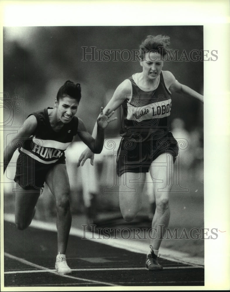 1990 Press Photo Track Runners Tab Garcia of Hondo and Eleanor Thurmon of Uvalde- Historic Images