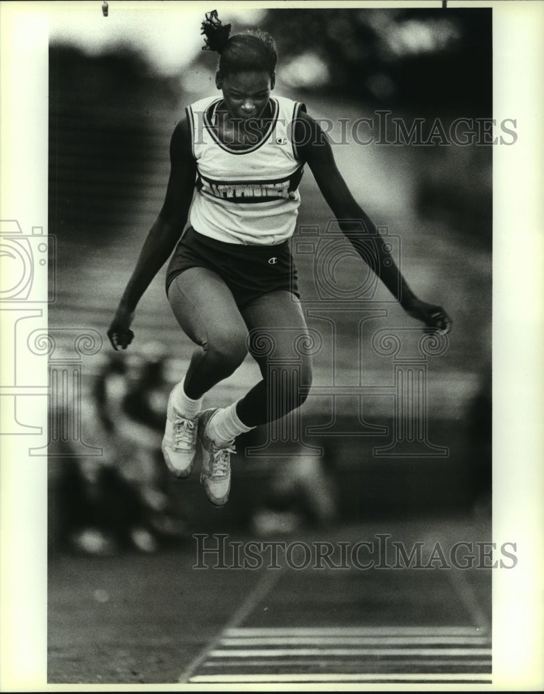 1990 Press Photo Ro-Lunda Lee, Brackenridge High School Track Triple Jumper- Historic Images