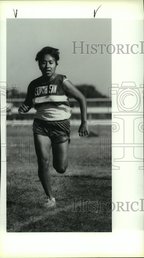 1990 Press Photo Jo Ann Flores, South San Antonio High School Track Runner- Historic Images