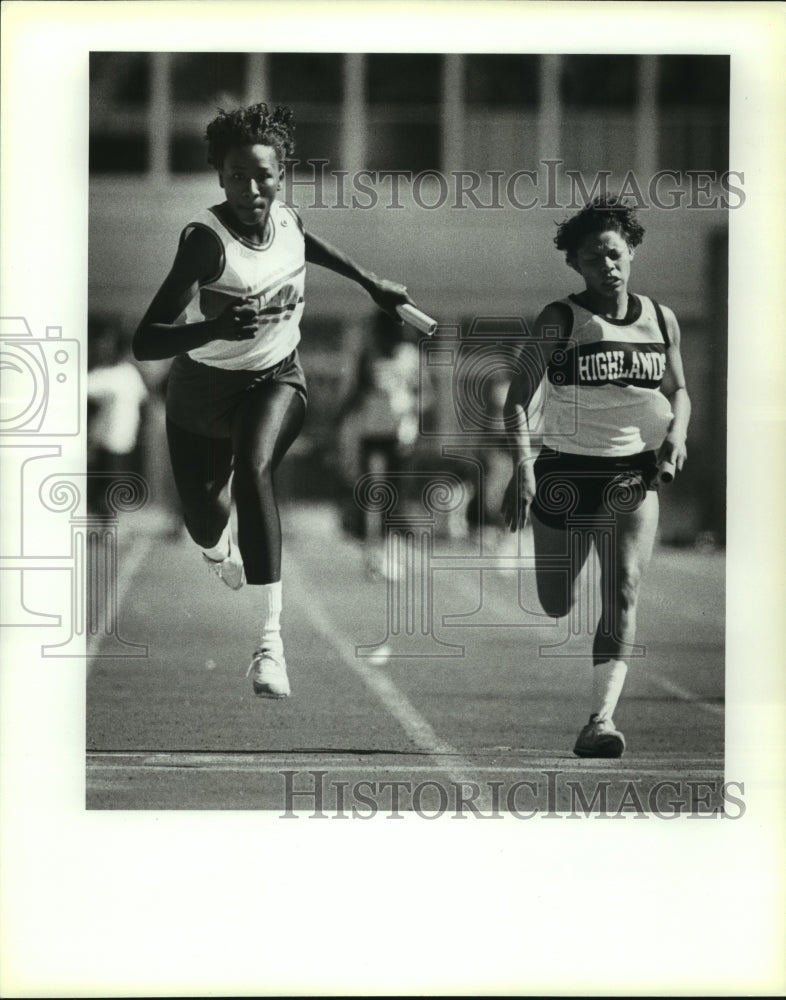 1991 Press Photo DeCelle Thomas, High School Track Relay Runner at Meet- Historic Images