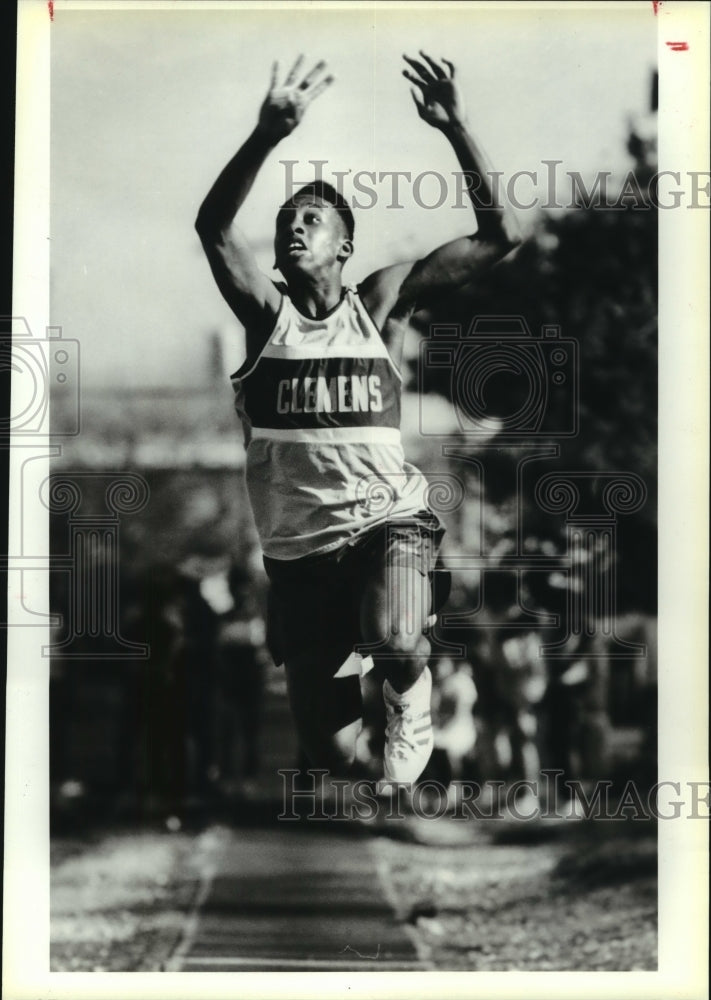 1991 Press Photo Cedric Dean, Clemens High School Track Long Jumper at Meet- Historic Images