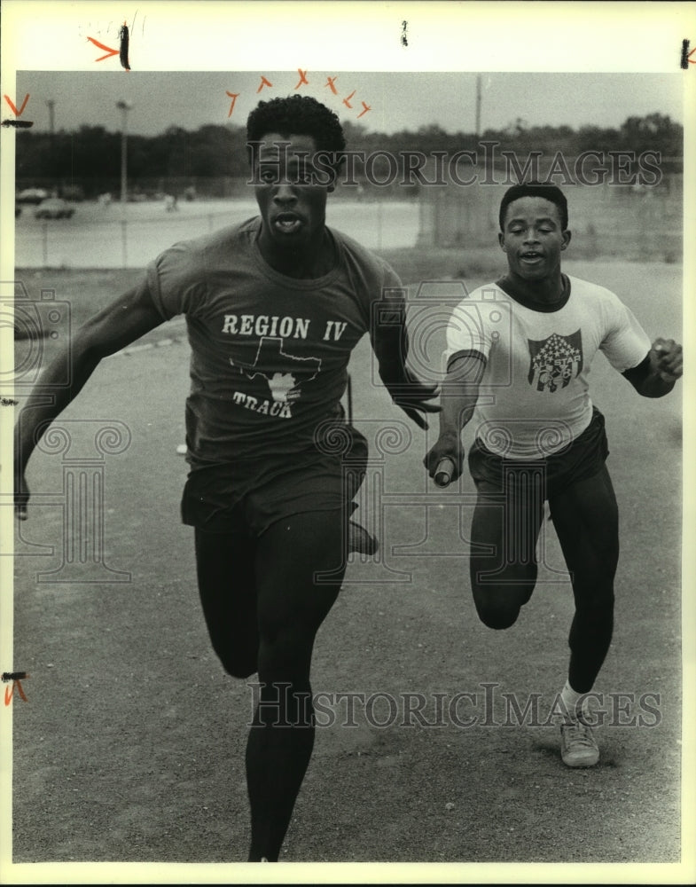 1986 Press Photo South San Antonio West Campus High School Track Relay Runners- Historic Images