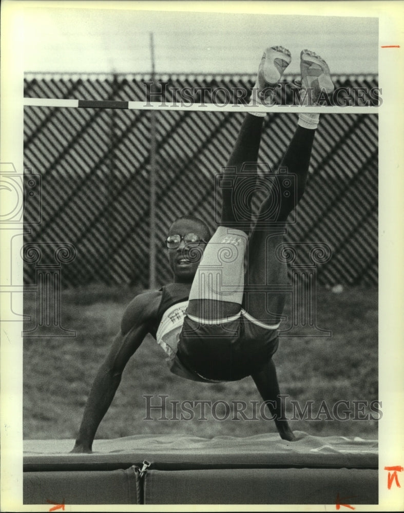 1986 Press Photo Keith Cash, Holmes High School Track High Jumper - sas09186- Historic Images