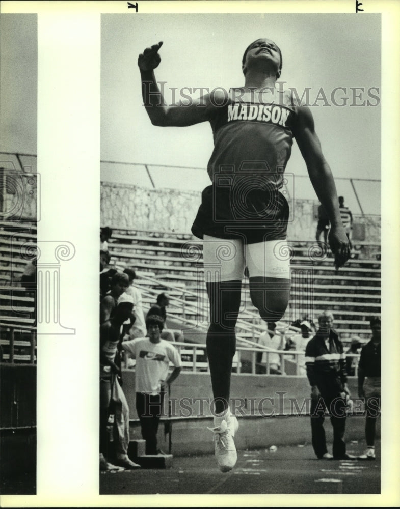 1986 Press Photo Carlton Johnson, Madison High School Track Long Jumper- Historic Images