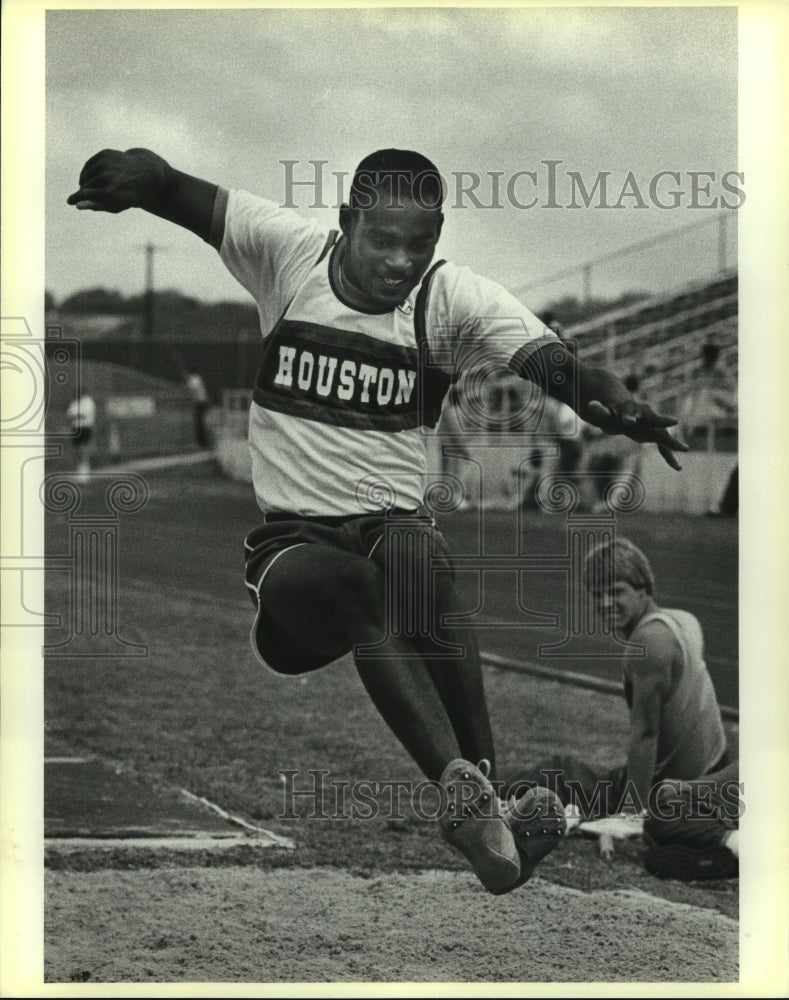 1986 Press Photo Richard Avery, Sam Houston High School Track Long Jumper- Historic Images