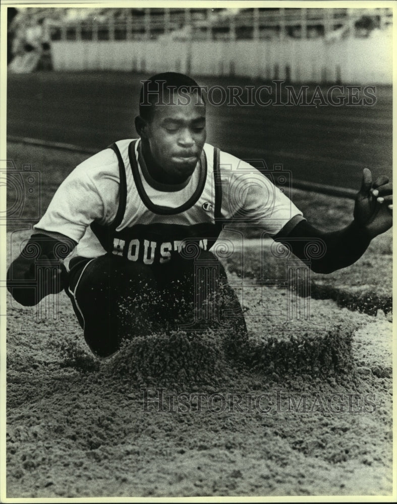 1986 Press Photo Richard Avery, Sam Houston High School Long Jumper at Meet- Historic Images