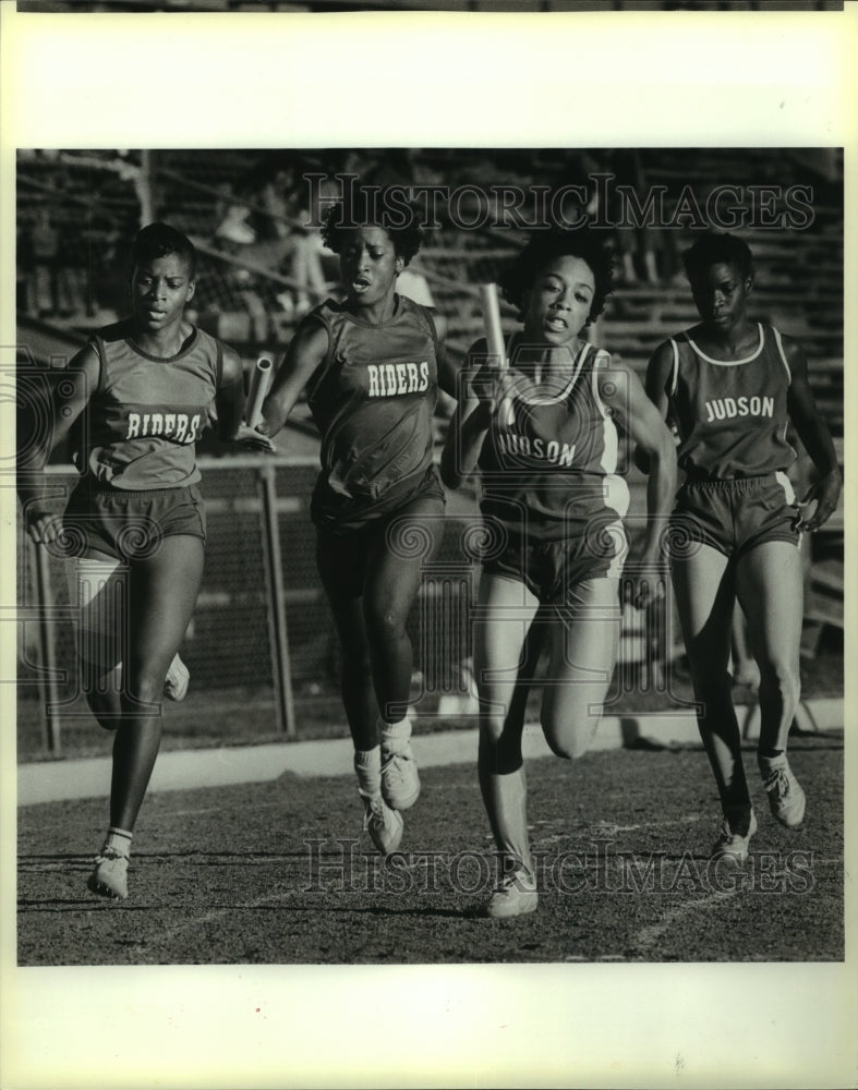 1986 Press Photo Judson and Riders High School Women&#39;s Track Relay Runners- Historic Images