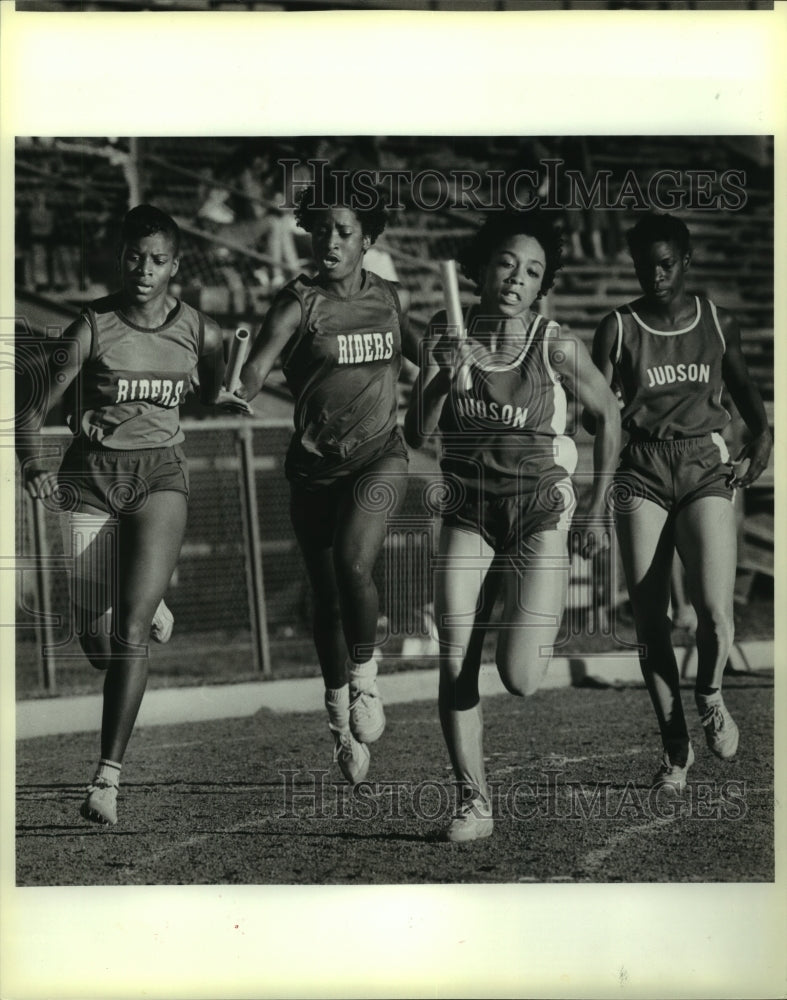 1986 Press Photo Judson and Riders High School Women's Track Relay Runners- Historic Images