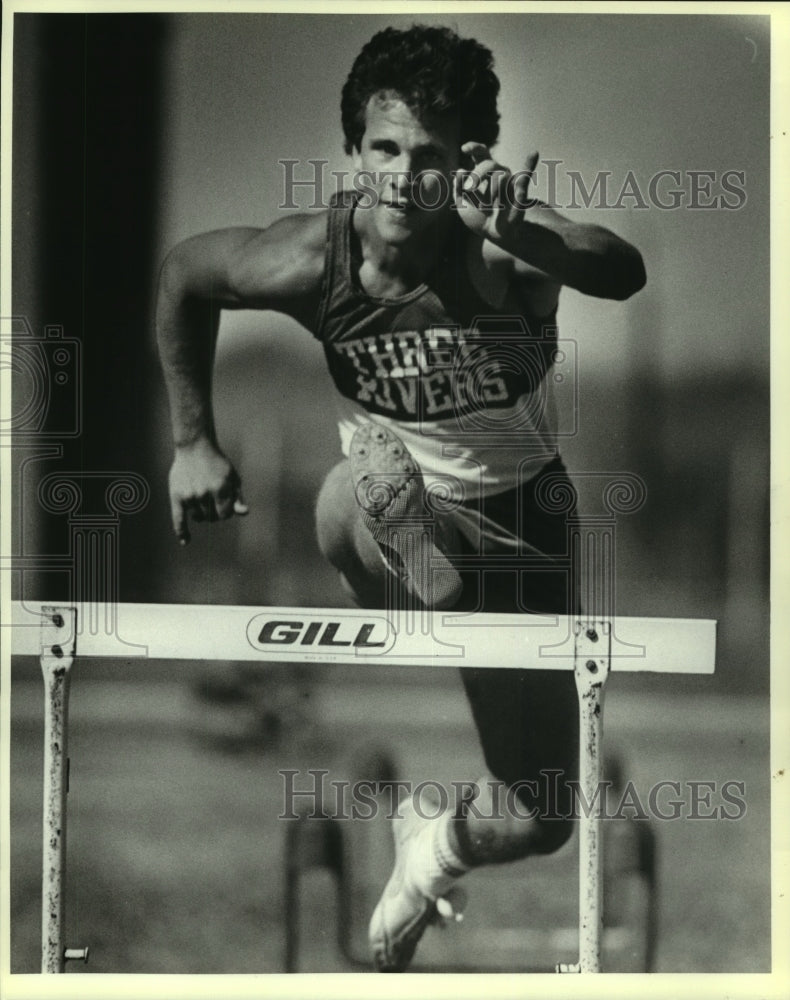 1987 Press Photo Charlie Pilgrim, Three Rivers Track Hurdle Jumper - sas09226- Historic Images