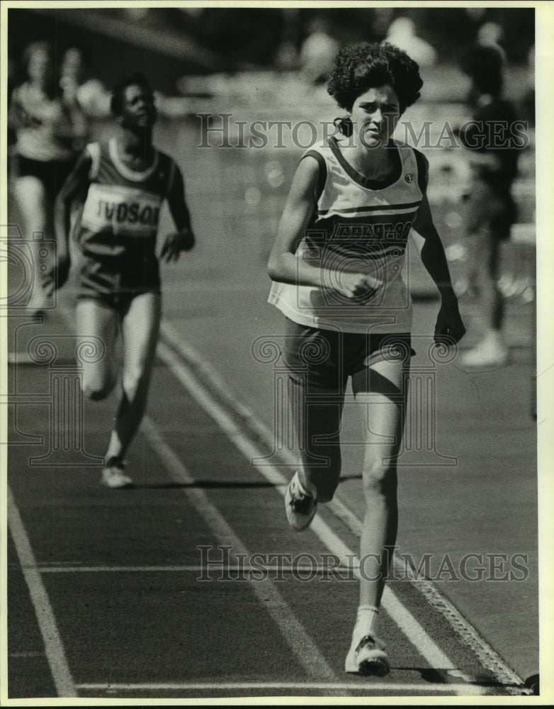 1987 Press Photo High school track athlete Cheryl Pell runs an 800 meter race- Historic Images