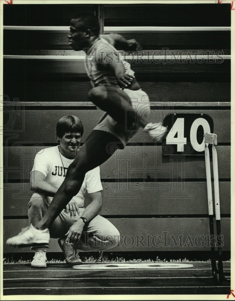 1987 Press Photo Judson High track coach Ron Faught and hurdler Eric Jones- Historic Images