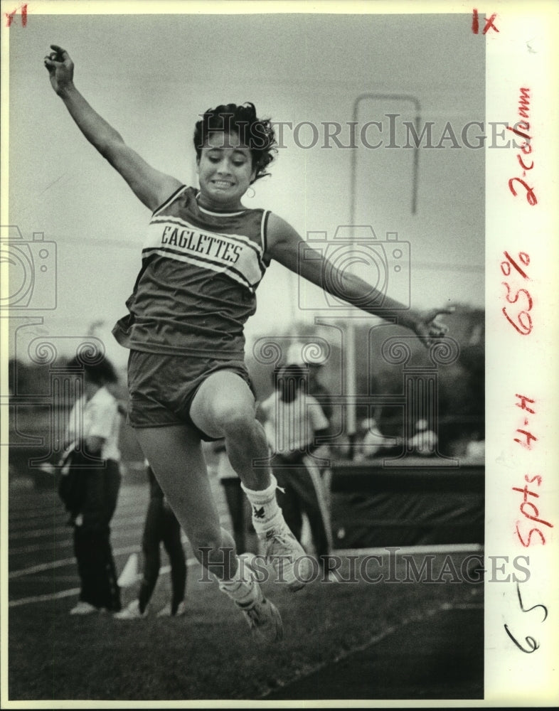 1987 Press Photo Pleasanton triple jumper Isabel Reyes in action - sas09253- Historic Images