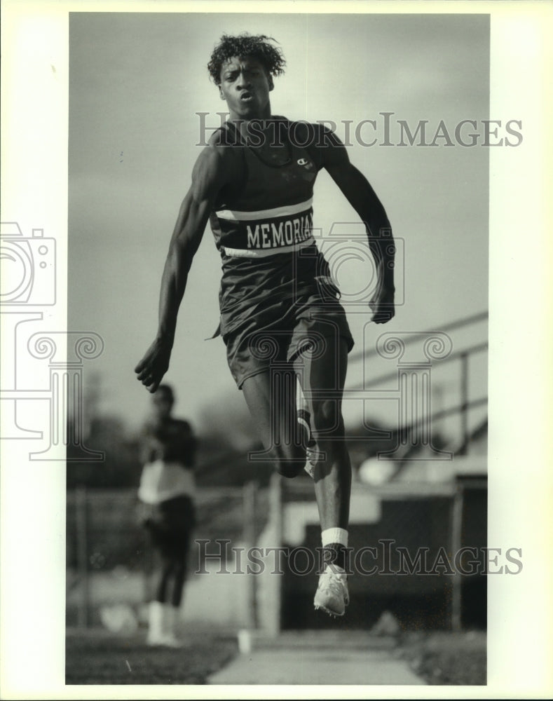 1993 Press Photo Vincent Stevenson, Memorial High School Track Triple Jumper- Historic Images