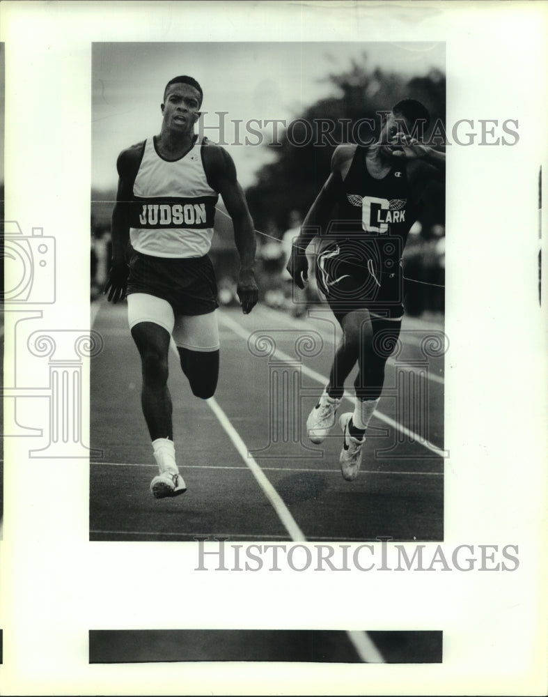 1993 Press Photo Lonnie Sanders, Judson High School Track Sprinter at Race- Historic Images