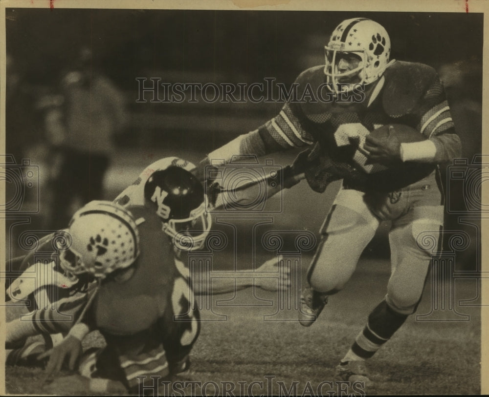 1982 Press Photo High school football player Tony Hernandez in action- Historic Images