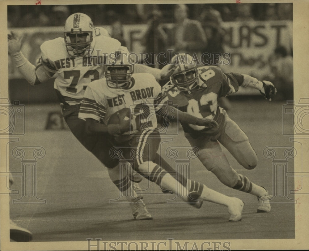 1982 Press Photo A Beaumont West Brook High football player in action- Historic Images