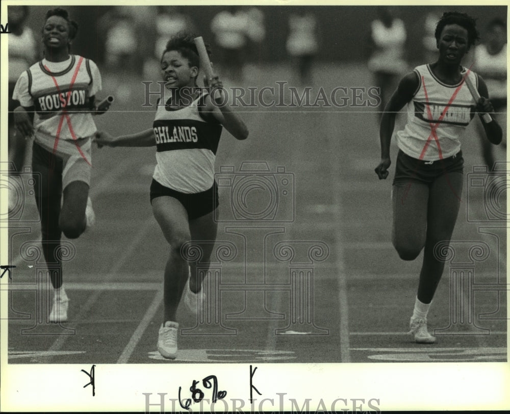 1990 Press Photo Tyra McGarity, Highlands High school Track Relay Runner at Meet- Historic Images