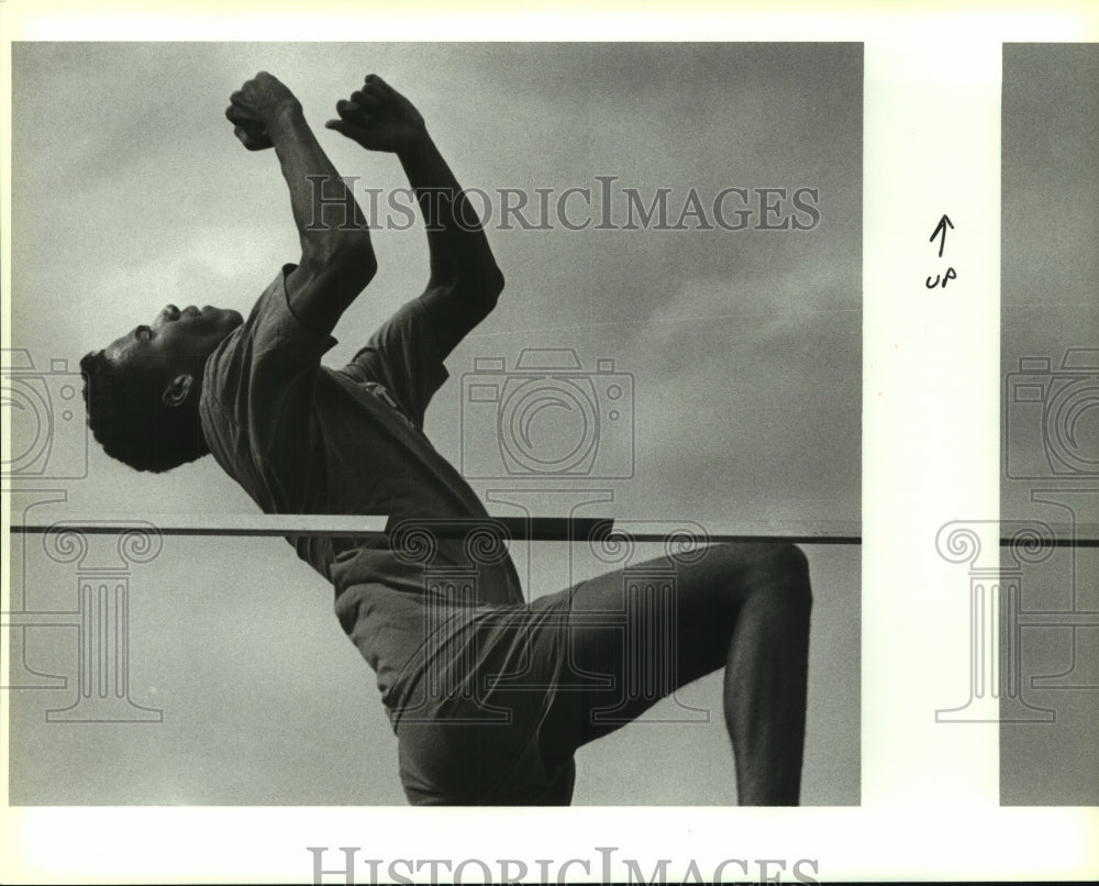 1991 Press Photo Cutter Williams, Roosevelt High School Track High Jumper- Historic Images